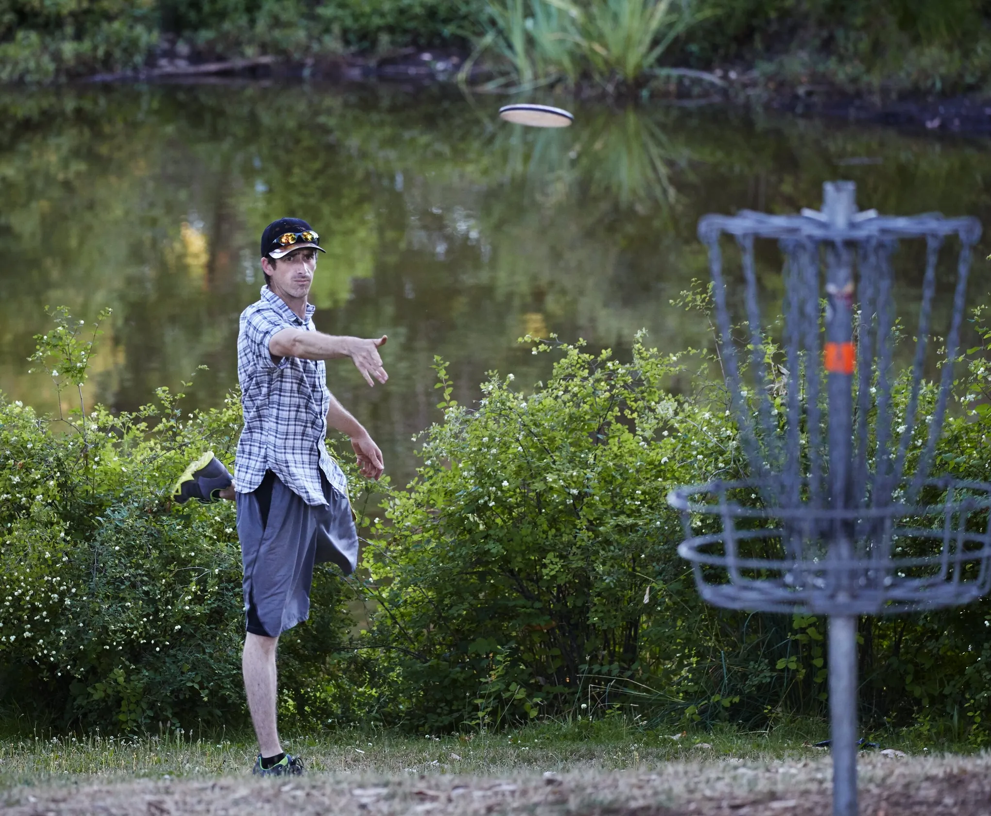 man playing frisbee golf